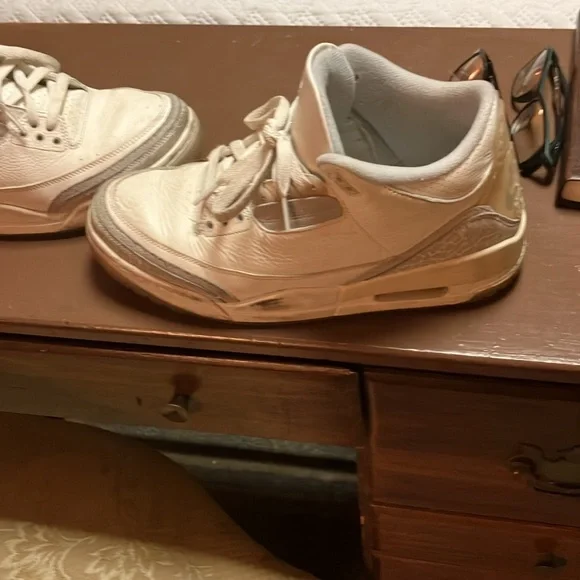 Hi, my name is Ronnie. I’m selling Jordan in good condition very clean size 9.